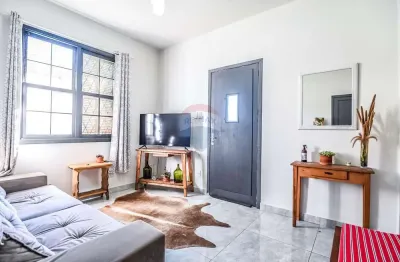 Casa de 03 dormitórios em rua tranquila com piscina - conforto e qualidade!