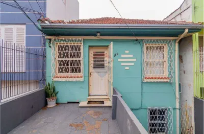 Sobrado com duas casas com entradas separadas, com sala, cozinha, banheiro,  2 quartos, pátio com um depósito pequeno. estacionamento no recuo da casa