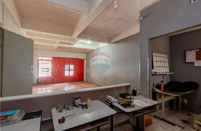 Prédio com 2 apartamentos de 2 quartos, mais loja térrea com salas de escritório e estacionamento para veículos.