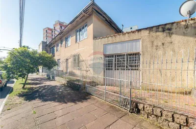 Prédio comercial, com 8 salas, 3 banheiros, 6 vagas de automóvel, em esquina