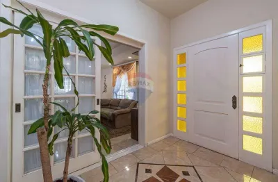 Casa de esquina com piscina e vista para praça – amplitude, charme e localização incomparável!