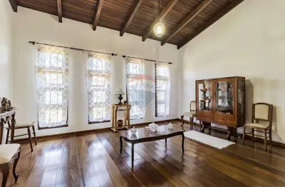 Linda casa 235m² estilo espanhol bairro guarujá  3 quartos, suíte 4 vagas para carro, piscina.