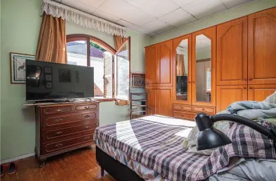Otima casa para moradia, comercio, ou empresa, com dois pisos, vagas para 5 carros, amplo pátio excelente localização no bairro petrópolis .
