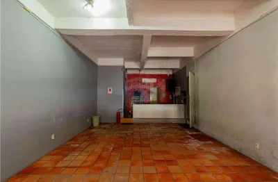 Prédio com 2 apartamentos de 2 quartos, mais loja térrea com salas de escritório e estacionamento para veículos.
