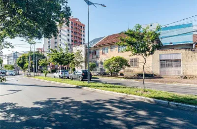 Prédio comercial, com 8 salas, 3 banheiros, 6 vagas de automóvel, em esquina