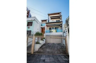Casa com 714 m² em  rua tranquila e segura no bairro menino deus!