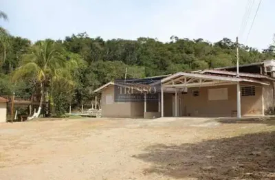 Chácara à venda com 3 casas e estrutura completa – porteira fechada!