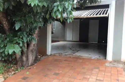 Casa com 2 quartos, sala, cozinha, banheiro, lavanderia, coberta garagem para 2 veiculos, portão de elevação, etc