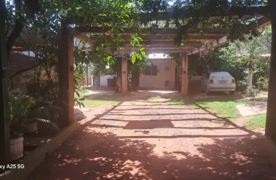 Kitinet tipo estudio,  com cama de casal, cama de solteiro e guarda roupa (peça unica), mesa de  cozinha, balcão banheiro, vaga para estacionamento, etc