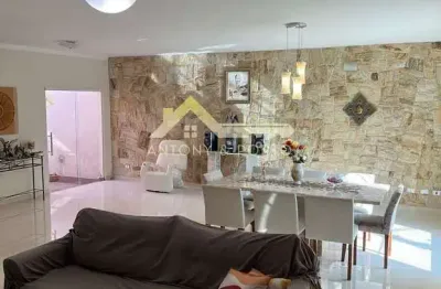 Casa térrea super confortável à venda - 3 dormitórios amplos sendo 1 suíte, localização privilegiad