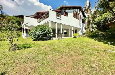 Grande oportunidade, no miolo de um dos melhores condomínios da granja viana!