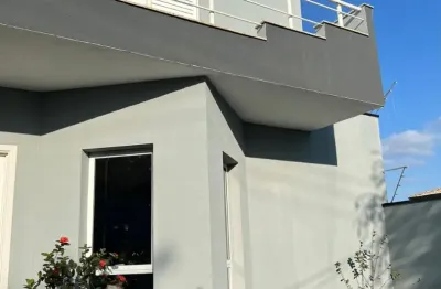 Linda casa assobradada, 3 dormitórios sendo 2 suítes, bairro  jardim europa ii, tranquilo e arborizado