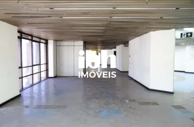 Andar corrido para locação com 243,00m² + 3 vagas de garagem no coração da cidade.