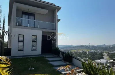 Bela casa com excelente vista e conta com 3 suítes com closet