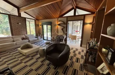 Bela casa térrea em dois lotes em localização privilegiada em rua sem saída e frente reserva em Aruã