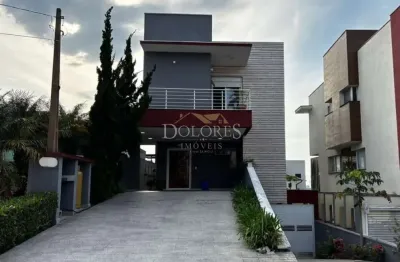 Sobrado à venda no aruã c/ elevador 4 dormitórios, aceita permuta no aruã e financiamento bancário.