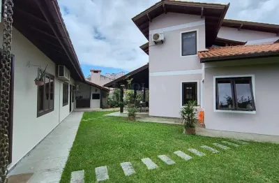 Casa em condomínio fechado com 4 quartos à venda na rua itapuã, itacorubi, florianópolis, 238 m2 por r$ 1.980.000