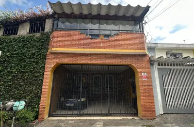 Excelente sobrado de 155m² com 4 dormitórios, 2 vagas cobertas e edícula.