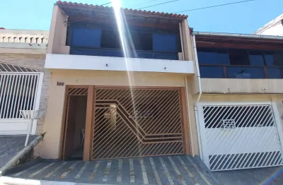 Excelente sobrado com 3 quartos, 3 banheiros e 2 vagas de garagem à venda, 162 m²