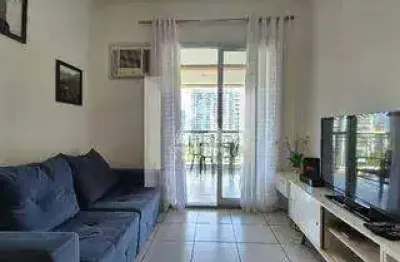 Apartamento à venda totalmente mobiliado com 2 quartos, sendo 1 suíte, e varanda com vista agradável.