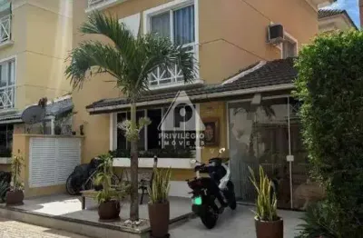 Casa de alto padrão em condomínio com 4 quartos e lazer completo