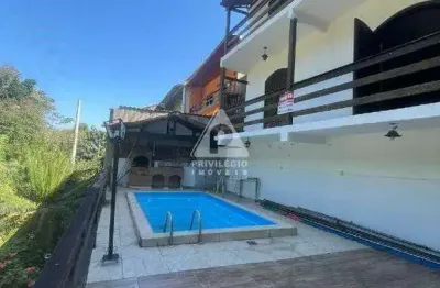 Casa ampla no condomínio suíça carioca com piscina e potencial de valorização
