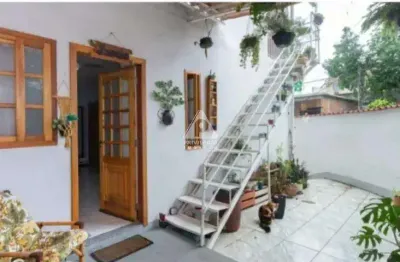 Casa de condomínio (2 quartos, 4 banheiros e 2 vagas de garagem)