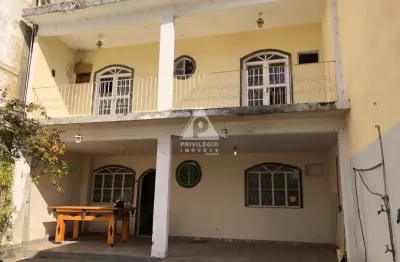 Ótima casa duplex, 3 quartos, próximo a ponto comercial e brt.
