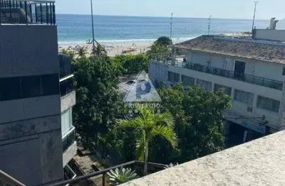 Cobertura duplex de alto padrão com vista mar na varanda