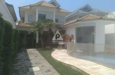Excelente casa à venda no recreio dos bandeirantes 4 quartos, sendo 3 suítes, 354m² internos, 360m² de terreno