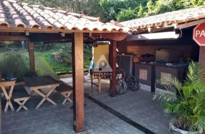 Casa espetacular com 3 suítes, lazer completo e natureza exuberante!