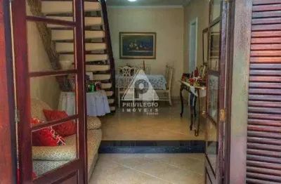 CASA A VENDA Oportunidade Única: DUPLX 311 m² com enorme potencial no Posto 4