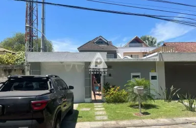 Casa maravilhosa Condominio Rio Mar 5 quartos 4 vagas.Modernizada com placa solar . 378 mts