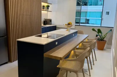 Apartamento reformado e mobiliado no edifício reno – centro de balneário camboriú