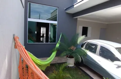 Encante-se com esta casa impecável disponível para locação !