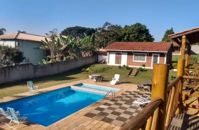 Linda chácara completa com 3 casas, piscina, salão de jogos e campo – 5.175m²