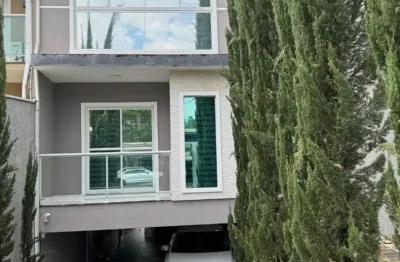 Lindo sobrado com 3 quartos e 1 suíte no abranches. jardim e ampla churrasqueira