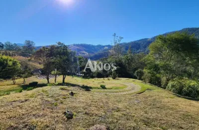 Casa à venda com caracteríticas rurais - acesso todo asfaltado e com linda vista para as montanhas.