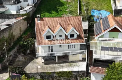 Amplo sobrado no serra azul - casa com ótimo padrão de construção em bairro muito tranquilo.