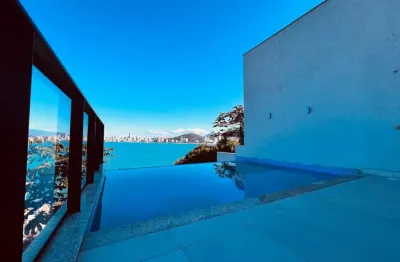 Casa de frente para o mar em itapema canto da praia nova com pscina