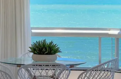 Cobertura pé na areia finamente mobiliada e decorada vista definitiva para o mar