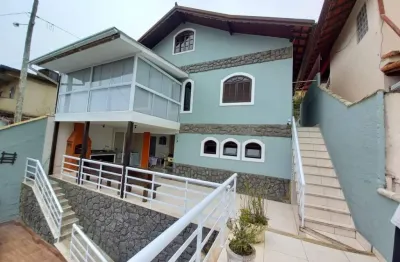 Vende-se está casa    localizado no catarcione – nova friburgo - rj