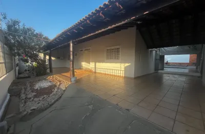 Locação: casa com 4/4 sendo 3 suítes com piscina e 800kwh de energia solar mensal