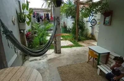 Sobrado moderno com 2 dormitórios, amplo quintal e acabamento premium