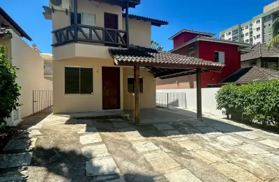 Casas em condomínio para locação na glória em macaé/rj, 03 quartos com suíte, 2 vagas.