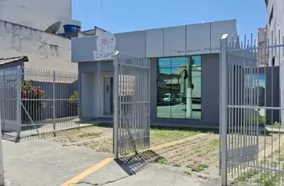 Casa comercial para locação no centro em macaé/rj, 3 salas [2 c/ lavabo] e vagas de estacionamento.
