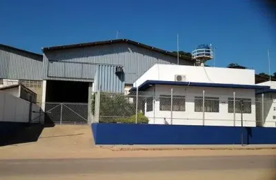 Galpão para locação no novo cavaleiros em macaé/rj, 1.000m2 área, banheiros, cozinha e escritório.