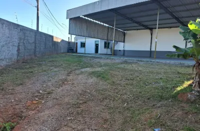 Galpão para locação no novo horizonte em macaé/rj, 300m2 coberto, banheiros e escritório.