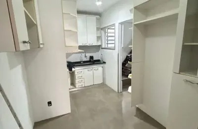 Casa de vila para locação na imbetiba em macaé/rj, 03 quartos, armários e 1 vaga.