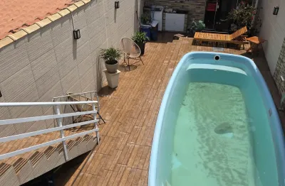 Casas para locação no jardim franco, macaé/rj, 02 quartos c/ suíte, garagem, área gourmet e piscina.